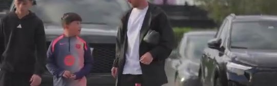 开云体育-长成大小伙了！梅西带三个儿子去训练，13岁蒂亚戈和梅西差不多高