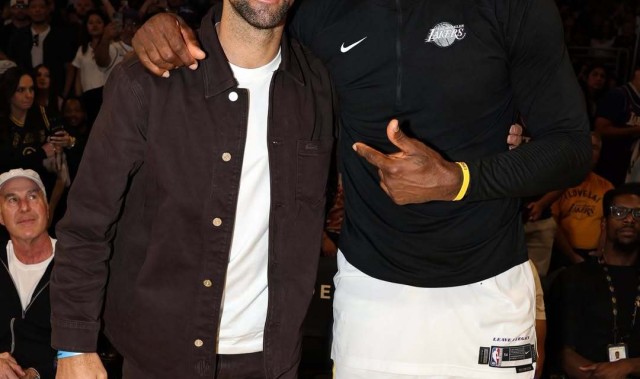 kaiyun体育app-历史第一人会面！德约科维奇拥抱詹姆斯！