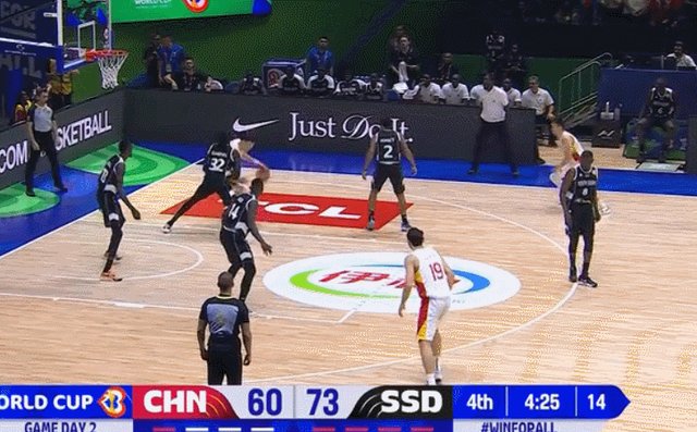 1693290371755027829.gif 周琦篮下不中.gif